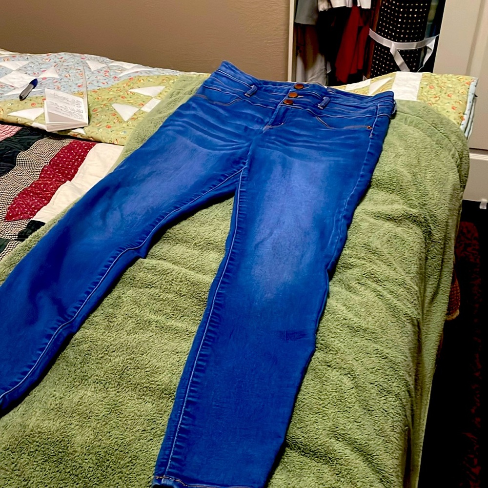 Ankle jeans, stretchy waistband button front